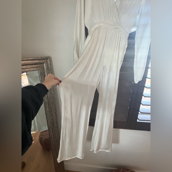 XS white satin House of Harlow jumpsuit - Picture 4 of 8